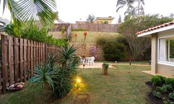 Imagem 2: Casa diferenciada com quintal gramado e espaçoso no Gramado