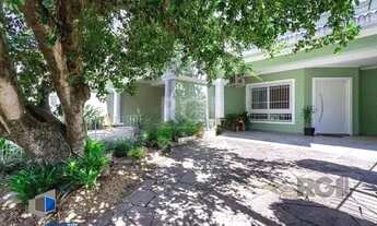 Imagem 2: Casa com 03 dormitórios, 01 suíte, pátio, terraço com churrasqueira e vaga de garagem para