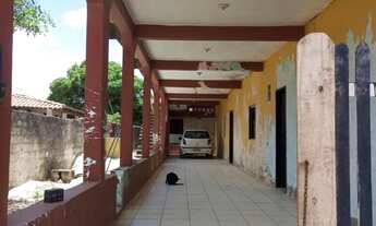 Imagem: Apartamentos e casa ao fundo com 4 quartos