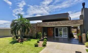 Imagem: Casa mobiliada com piscina e 4 suítes à