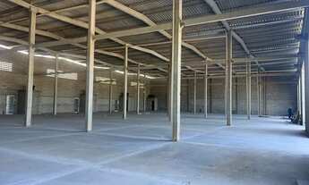 Imagem 4: Excelente galpão disponível para locação, localizado em via movimentada com fácil acesso a