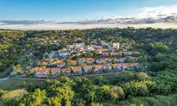Imagem 3: Casa diferenciada com quintal gramado e espaçoso no Gramado