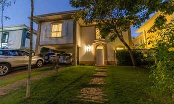 Imagem 6: Casa diferenciada com quintal gramado e espaçoso no Gramado