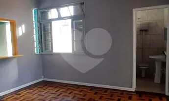 Imagem 3: Apto de frente, 2 D com sacada e ensolarado