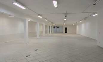 Imagem 3: Prédio de 2 pavimentos em vão livre, próximo de estação de METRO