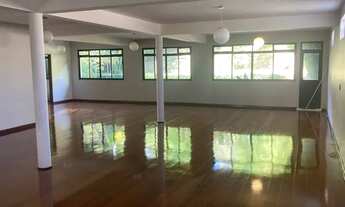 Imagem 2: Casa espaçosa e verdejante