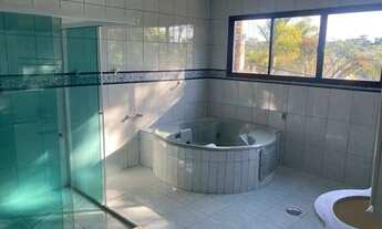 Imagem 3: Casa espaçosa e verdejante