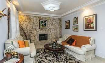 Imagem 3: Belíssimo sobrado em rua tranquila, arborizada cercada de lindas casas. O sobrado é consti