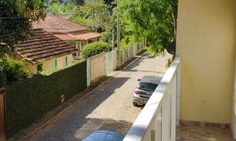 Imagem: Casa duplex com duas suites, cercada de