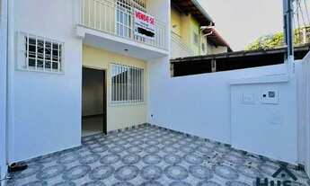 Imagem 2: Casa Duplex com Entrada Individual com 2 Quartos com Armários e 1 Vaga no Bairro Santa Amé