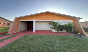 Imagem: Casa próxima ao mar em amplo terreno