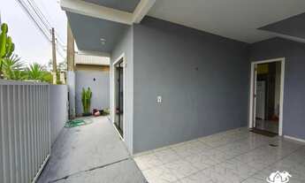 Imagem 3: Sobrado com 3 Quartos, Varanda e Corredor Lateral em Rua Tranquila Itajuba Barra Velha