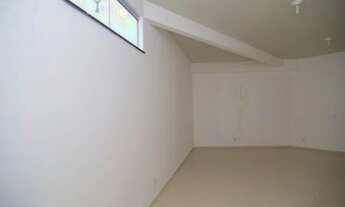 Imagem 5: Loja 02 com 220 m2 privativos, possuindo uma sala principal ampla, banheiros e escritório