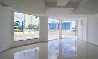 Imagem 3: Loja 02 com 220 m2 privativos, possuindo uma sala principal ampla, banheiros e escritório