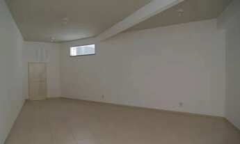 Imagem 6: Loja 02 com 220 m2 privativos, possuindo uma sala principal ampla, banheiros e escritório