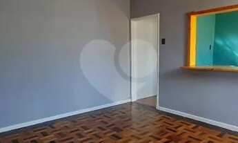 Imagem 2: Apto de frente, 2 D com sacada e ensolarado