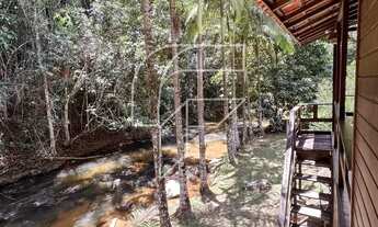 Imagem 7: Chácara à beira de um rio de águas cristalinas, cercada por exuberante vegetação da Mata A