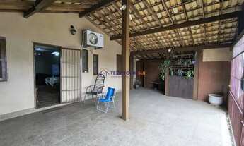 Imagem 2: Casa de esquina com 3 dormitórios no bairro Campo Novo