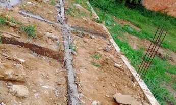 Imagem 4: Terreno a venda em Angra dos Reis para investimento com as fundações cavadas e enchidas