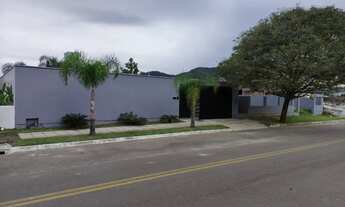 Imagem 2: Casa com Área Gourmet de Luxo, Quintal Exuberante e Alto Potencial de Renda