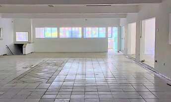 Imagem 6: Prédio de 2 pavimentos em vão livre, próximo de estação de METRO