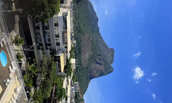 Imagem 6: Av do pepe debruçada no mar e pedra da Gávea