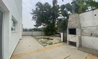 Imagem 7: Casa de condomínio em rua fechada com bastante espaço no jardim marajoara