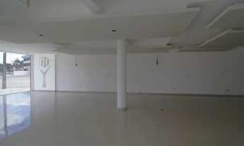 Imagem 4: Loja 02 com 220 m2 privativos, possuindo uma sala principal ampla, banheiros e escritório