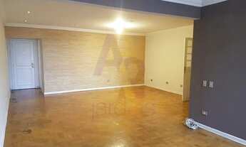 Imagem 2: Apartamento espaçoso com 3 dormitórios, sendo 2 suítes com janelões em rua tranquila do Ja