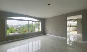 Imagem: Casa de condomínio em rua fechada com bastante