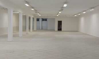 Imagem 2: Prédio de 2 pavimentos em vão livre, próximo de estação de METRO