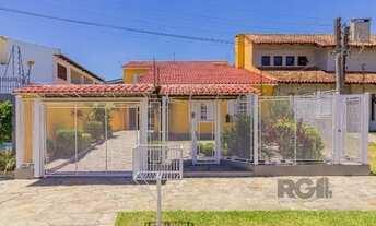 Imagem 2: Casa em Porto Alegre, no bairro Ipanema, com 4 dormitório(s), e 4 banheiros, par