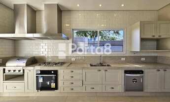 Imagem 7: Casa Neoclássica no Condomínio Village Provence - Sofisticação e Conforto Frente à Área de