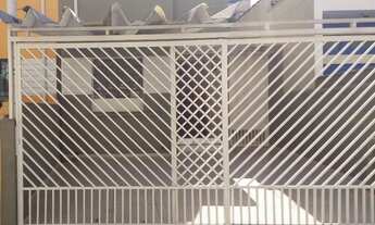 Imagem: Sobrado comercial, ao lado da estação