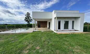 Imagem: Sítio com Piscina e Casa Moderna