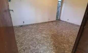 Imagem 2: Vendo 2 esquinas com casas e lojas