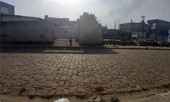 Imagem 4: Terreno de esquina com Edícula. <br><br>Amplo terreno de esquina com edícula á