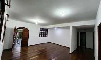 Imagem 3: Casa com suítes, varandas e garagem
