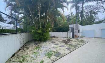 Imagem 5: Casa de condomínio em rua fechada com bastante espaço no jardim marajoara