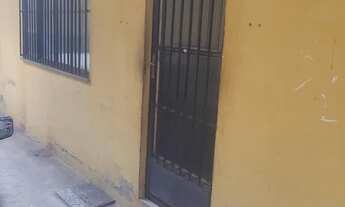 Imagem: Kit net ao lado da estação trem costa