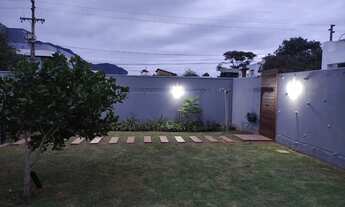 Imagem 3: Casa com Área Gourmet de Luxo, Quintal Exuberante e Alto Potencial de Renda