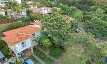 Imagem 7: Casa diferenciada com quintal gramado e espaçoso no Gramado