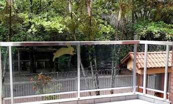 Imagem 7: Apartamento mobiliado no primeiro andar, possui dois lances curtos de escada, localizado n