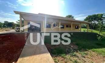 Imagem 2: Casa térrea à venda no Condomínio Águas da Serra- Hidrolândia frente para o lago de pesca