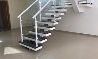 Imagem 3: Sobrado com 4 dormitorios sendo 4 suites , sala com pé direito duplo . piscina