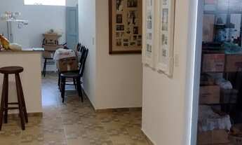 Imagem 2: Casa duplex com duas suites, cercada de muito verde