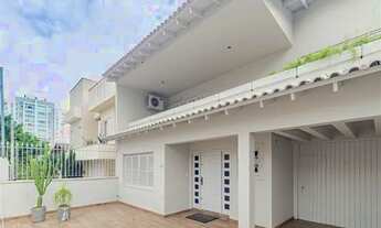 Imagem 1: Sobrado para venda possui 312 metros quadrados com 3 quartos em Passo da Areia - Porto Ale