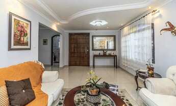 Imagem 6: Belíssimo sobrado em rua tranquila, arborizada cercada de lindas casas. O sobrado é consti