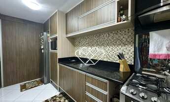 Imagem 3: Apartamento sofisticado no Centro com sacada, móveis planejados e infraestrutura moderna