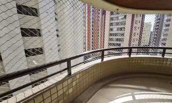 Imagem 4: São 4 dormitórios, sendo 2 suítes, totalizando 5 banheiros e 3 vagas de garagem, proporcio